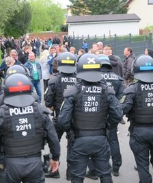 In der Breiten Straße stoppte die Polizei nach etwa einer Viertelstunde den Montagsspaziergang durch Zwönitz. Die Beamten hatten eine Barriere gebildet, um die Personalien der Teilnehmer aufzunehmen. 
