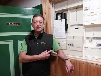 "Rads Keller"-Inhaber Jörg Franke vor seinem Stromzähler. 