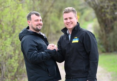 Dolmetscher Sergej Kozakov (links) und Hauptamtsleiter Philipp Melzer engagieren sich für die Flüchtlingshilfe in Hartmannsdorf. 
