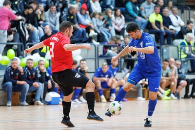 Der Reichenbacher FC (Eric-Enzo Maschek, rechts) entschied die Vorrundengruppe A souverän für sich. Für den 1. FC Rodewisch (Julius Heller) reichte es nur zu Rang 4.