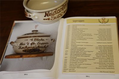 Die Hühnersuppe von Andreas Magdziacz steht bald zum Nachkochen im Siegersuppenbuch des Suppenmuseums Neudorf.