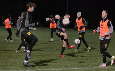 Das Zusammenspiel soll in der Rückrunde beim VfB Auerbach besser werden. Erste Übungen zur Ballkontrolle gab es am Montagabend auf dem Diesterwegsportplatz in Auerbach, als Trainer Sven Köhler seine Mannschaft zum Trainingsauftakt im neuen Jahr begrüßte. 