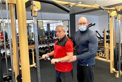 Jetzt kann wieder trainiert werden: Marcel Engeln von der Fitness-Kette "Kraftwerk 24" unterstützt Studiomitglied Uwe am Freitag beim Wiedereinstieg in den Trainingsbetrieb. Am Standort Schneeberg kam während der Pause eine komplette Etage mit neuen Geräten hinzu.