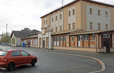 Das Empfangsgebäude am Werdauer Bahnhof hat schon bessere Zeiten gesehen. Die Stadt will das Gebäude abreißen, durch einen Neubau ersetzen und den gesamten Bahnhofsvorplatz umgestalten. 