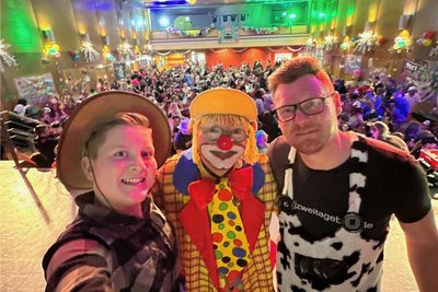 Zum Kinderfasching im Februar in der Werdauer Stadthalle hat Till mit seinem Papa gemeinsam aufgelegt.