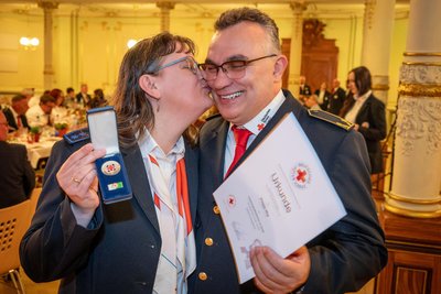 Peggy und Rene Illig vom DRK erhielten zum Tag des Ehrenamtes in Hainichen gleich mehrere Ehrungen.