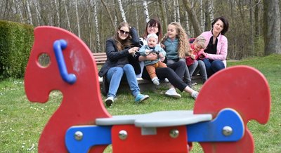 Die Familien Khalilova und Ternova wohnen nach ihrer Flucht aus der Ukraine im Wohngebiet Am Berg und sind gern auf dem Spielplatz am Blumenweg.