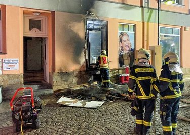 Dieser an der Hauswand der Parfümerie gelagerte Sperrmüll wurde angezündet, ob vorsätzlich oder fahrlässig, etwa durch eine weggeworfene Zigarette, muss ermittelt werden. 