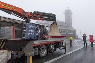 Auf der Ladefläche des vorderen Lasters wurde die Glocke später wieder vom Fichtelbergplateau abtransportiert.