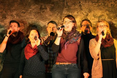 Das Ensemble Gospelstreet ist in Zschorlau am Platz vor dem Haus der Vereine zu Gast.