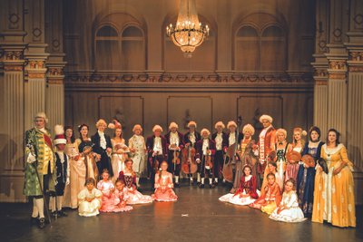 Die „Gräflich Schönburgische Schloßcompagnie“ führte im König-Alber-Theater Bad-Elster „Glanz und Tanz des Rokoko“ auf.