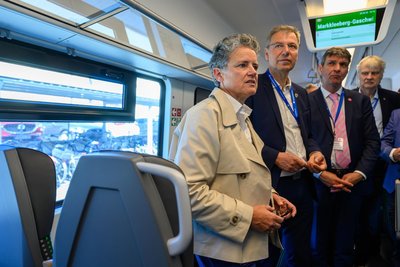 Sachsen-Anhalts Infrastrukturministerin Lydia Hüskens (FDP, links) verschaffte sich einen Eindruck von den neuen Fahrzeugen.