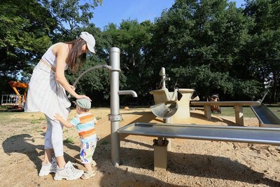 Wasser stopp statt Wasser marsch: Jana Diolenko mit Sohn Leonardo pumpen vergebens.