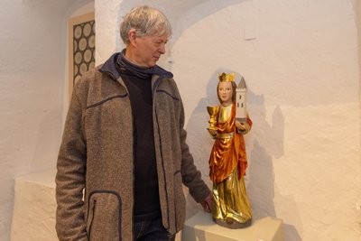 Holzbildhauer Hartmut Rademan mit seiner Heiligen Barbara, die nun im Erzgebirgsmuseum in Annaberg steht.