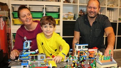 Eine Familie im Lego-Fieber: Arno und seine Eltern Stephanie Müller und Daniel Schaar bauen gerne gemeinsam im Keller ihres Hauses, wo Lego im Mittelpunkt steht. 