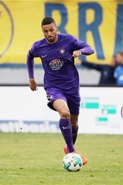 Aues Innenverteidiger Malcolm Cacutalua führt den Ball eng am Fuß.