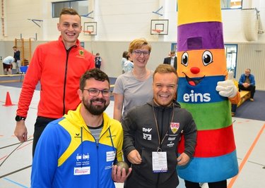 Michael Sperling (v. l.) von der LG Mittweida stellte den Kontakt zu den Leichtathleten Karl Bebendorf (h. l.) und Niko Kappel her. Antje Ebermann war sichtlich angetan vom Interesse der Leichtathleten. 