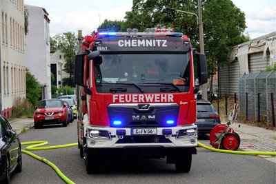 Die Bahnstrecke sowie die Voigtsstraße in Chemnitz waren ersten Informationen zufolge für die Zeit der Löscharbeiten gesperrt.
