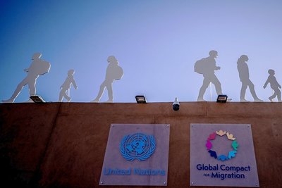 Pakt für 285 Millionen Menschen: Der Aufsteller mit Silhouetten von Migranten weist auf die UN-Konferenz in Marrakesch hin.