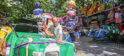 Auch Frank Reichelt vom Fahrgeschäfte Break Dance war am Mittwoch bei den letzten Vorbereitungen für das Stadtparkfest.