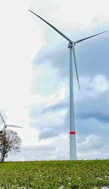 Das neue Wahrzeichen an der A 72. Im Blickpunkt steht derzeit jedoch die alte, sich hinter Bäumen versteckende Anlage. 