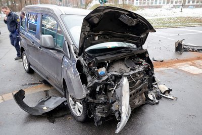 In Chemnitz sind am Dienstagmorgen ein Ford und ein Rettungswagen zusammengestoßen.