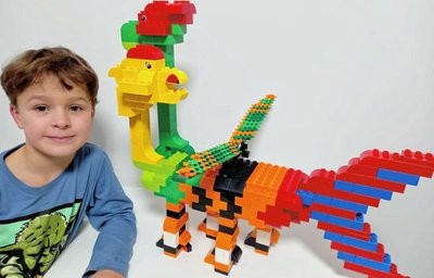 Mit diesem Foto hat sich Arno beim Lego-Wettbewerb beworben und es in die Top 100 geschafft. Fantasievolle Fabelwesen baut er allzu gerne. Es hat einen Fischschwanz, einen Tigerkörper, zwei Dinoköpfe und Libellenflügel.