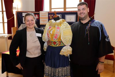Matej Pisca – hier mit Kristin Baden-Walther – war der heimliche Star der Klöppeltage. Er präsentierte die traditionelle Spitze sogar an einem Kleid.