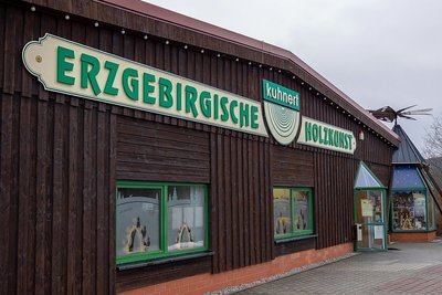 Gedreht wird die Folge, die Weihnachten 2022 ausgestrahlt werden soll, auch im Vogtland: Donnerstag und Freitag war die Drechslerei Kuhnert in Rothenkirchen ein Drehort für Innenaufnahmen.