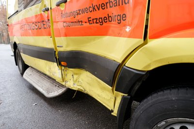 In Chemnitz sind am Dienstagmorgen ein Ford und ein Rettungswagen zusammengestoßen.