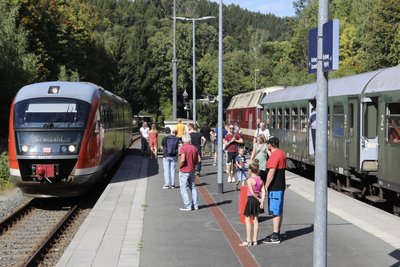 Am Unteren Bahnhof in Annaberg-Buchholz begegnet der Sonderzug einem Triebwagen der Erzgebirgsbahn, der aus Chemnitz kommt.