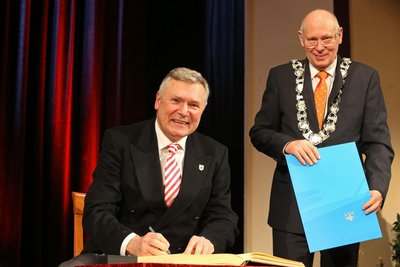 Im Jahr 2018 bekam Bernhard Schareck (links) aus den Händen des damaligen Oberbürgermeisters Peter Dresler die Ehrenmedaille der Stadt Glauchau.