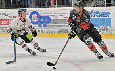 Gegen die hungrigen Luchse aus Lauterbach taten sich Richard Zerbst (r.) und seine Schönheider Wölfe teilweise schwer. Am Ende jedoch siegte die Routine. So feierten die Erzgebirger gegen den Liga-Neuling zuhause einen 6:3-Erfolg. 