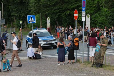 Zwischen dem Bahnhof Hohenstein-Ernstthal und dem Bahnhof Glauchau gab es mehrere Feuerwehreinsätze wegen kleinerer Brände entlang der Bahnstrecke. Daraufhin wurde dieser Streckenabschnitt komplett für den Zugverkehr gesperrt. Am Glauchauer Bahnhof warteten Fahrgäste auf den Ersatzbus.