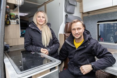 Overland-Geschäftsführer Christian Glöckl mit seiner Frau Nancy im Reisemobil. Nancy Glöckl hat die kaufmännische Leitung in der Firma inne.