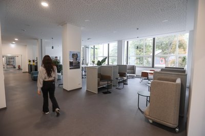 In der ersten Etage gibt es einen Empfangsbereich für das Regus-Center. In den oberen Etagen liegen die einzelnen Büro.