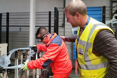 Mit 1,3 Promille am Arbeitsplatz hätte Kevin Hopf (links) keine Chance, Teile zu fertigen. Marcel Schwandner assistiert beim Tragen einer Spezialbrille, die solche Einblicke möglich macht.