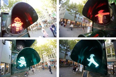 Mainzelmännchen (l) und Ost-Ampelmännchen leuchten an Ampelanlagen in der Innenstadt von Mainz.