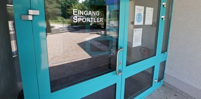 Durch diesen Eingang könnte ein Dieb in das Hot-Sportzentrum gelangt sein und Handballer während des Trainings bestohlen haben. 