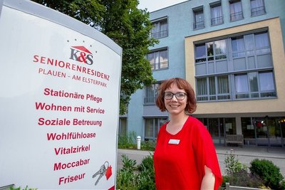 Annika Schaub ist seit 2018 Leiterin der K&S-Seniorenresidenz "Am Elsterpark" in Plauen. Die Diplom-Kauffrau, Jahrgang 1979, und verantwortlich für 157 Bewohner, 140 Mitarbeiter und 18 Lehrlinge.