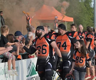 Mächtig Stimmung und Unterhaltung ist bei den Auftritten der Vogtland Rebels im Treuener Friedrich-Ludwig-Jahn-Stadion garantiert. Zum Saisonauftakt in die Verbandsliga empfangen die Rebels die Erzgebirge Miners zum Derby. Der Vorstand freut sich auf viele Zuschauer und einen richtigen Hexenkessel. 