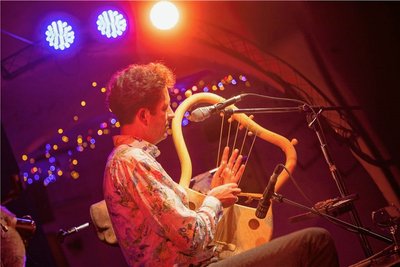 Für Albin Paulus gab es einen Sonderpreis. Der deutsch-österreichische Musiker ist ein jodelnder Stimmakrobat, "Weltvirtuose der Maultrommel", Musikwissenschaftler, Instrumentenerfinder und Dudelsackspieler in herausragenden Kammerorchestern. 