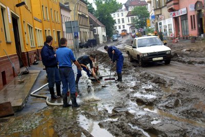 Das große Aufräumen nach der Flut 2002. Zwei Tage im August, die massive Zerstörungen an unzähligen Häusern und der kompletten Infrastruktur im Erzgebirge hinterließen, wie hier in Aue.