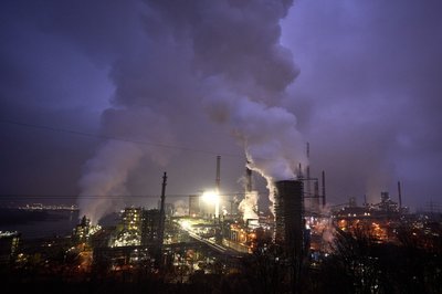 Aufgrund der steigenden Kosten für fossile Energieträger erhöhten sich die Produktionskosten der Unternehmen, heißt es im Gutachten.