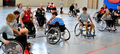 Die Rollstühle waren bei der zweiten Veranstaltung "Spitzensport trifft Handicap" in Mittweida oft in Bewegung. Der Tag sollte aufzeigen, dass behinderte Menschen nicht nur im Sport, sondern auch im Beruf in das gesellschaftliche Leben einfach integriert werden können. 