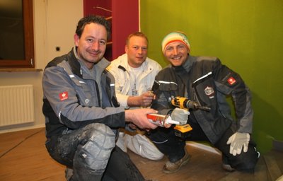 
              <p class="artikelinhalt">Drei Sachsen von der TV-Baustelle: Zusammen mit ihren Kollegen bringen Tom Jäckel (von links), Mike Lempe und Danilo Schanze in acht Tagen alte Häuser auf Vordermann. Nur einmal lief nicht alles nach Plan - als Schimmel den Dreien einen Strich durch die Rechnung machte, brauchten sie neun Tage.</p>
            