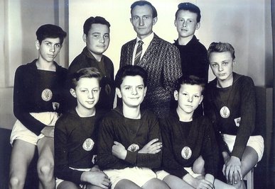 Walter Zeitz mit der Mannschaft der Altersklasse 14 im Jahr 1963. Gert Pietsch steht links.