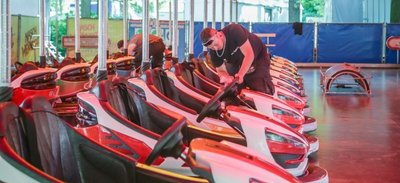 Der Aufbau der Fahrgeschäfte war am gestrigen Mittwoch in vollem Gange. Marco Hille macht noch die Autoscooter sauber, ehe es am Freitag los geht.