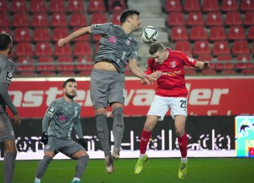 Davy Frick (3. v. l.) im Kopfballduell mit seinem Ex-Teamkollegen Elias Huth.