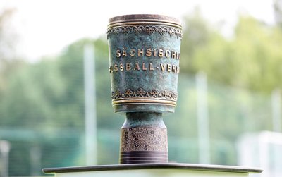 Um diesen Sachsenpokal geht es im Frühjahr. Zuvor stehen die Viertel- und Halbfinalspiele an, wobei es am 22. März zum brisanten Duell zwischen dem Chemnitzer FC und dem FC Erzgebirge Aue kommt.